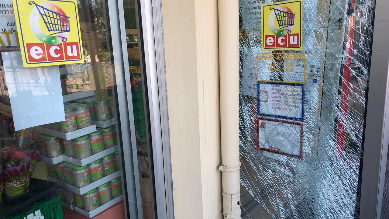 Mirano alla cassaforte, ma arrivano i carabinieri: ladri in fuga all'Ecu