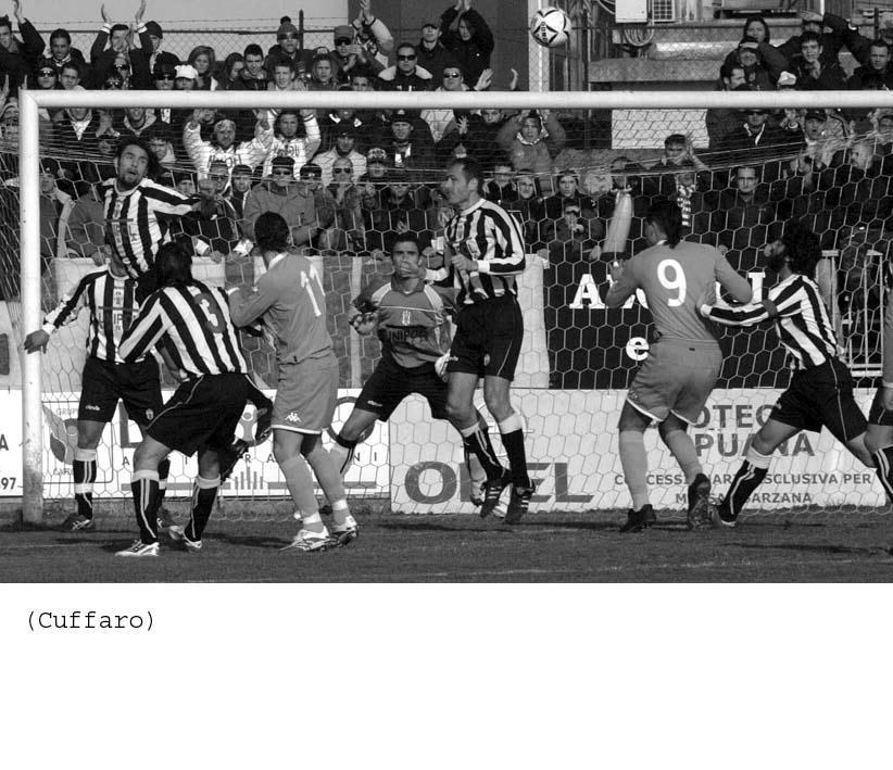 Un momento di gioco di quell'indimenticabile partita (foto Cuffaro)