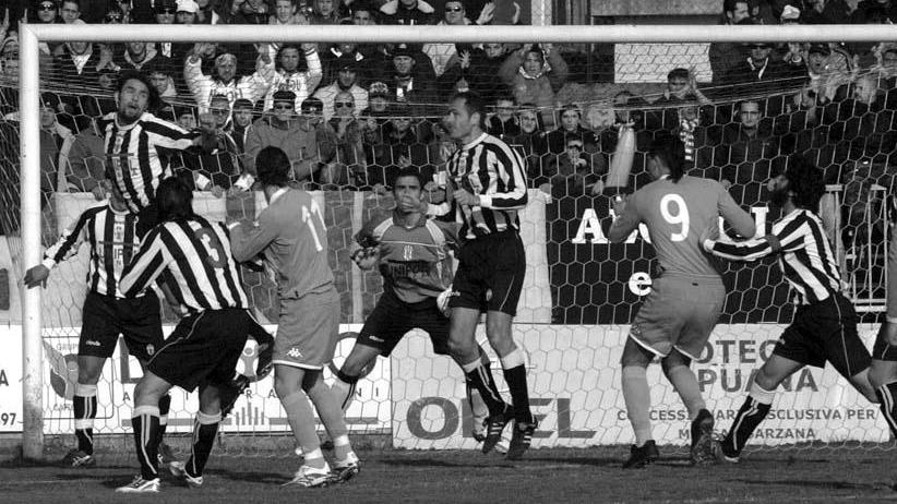 Un momento di gioco di quell'indimenticabile partita (foto Cuffaro)