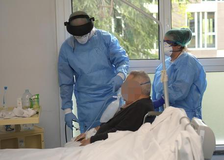 Coronavirus, la moglie del paziente morto a Bergamo: «Chi lo ha operato è stato bravissimo» 