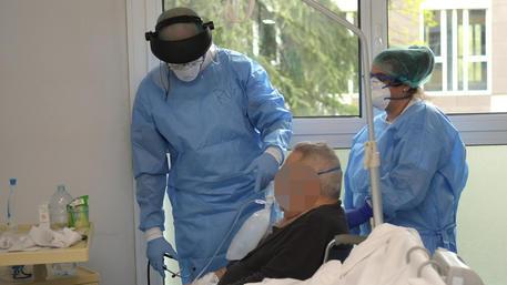 Coronavirus, la moglie del paziente morto a Bergamo: «Chi lo ha operato è stato bravissimo»