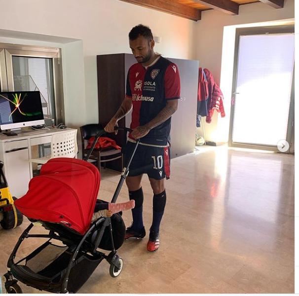 Joao Pedro mentre fa addormentare la piccola Elisabetta