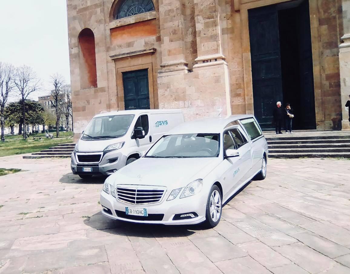 Due mezzi delle onoranze funebri della Svs di via San Giovanni, l'agenzia che ha effettuato più funerali a Livorno