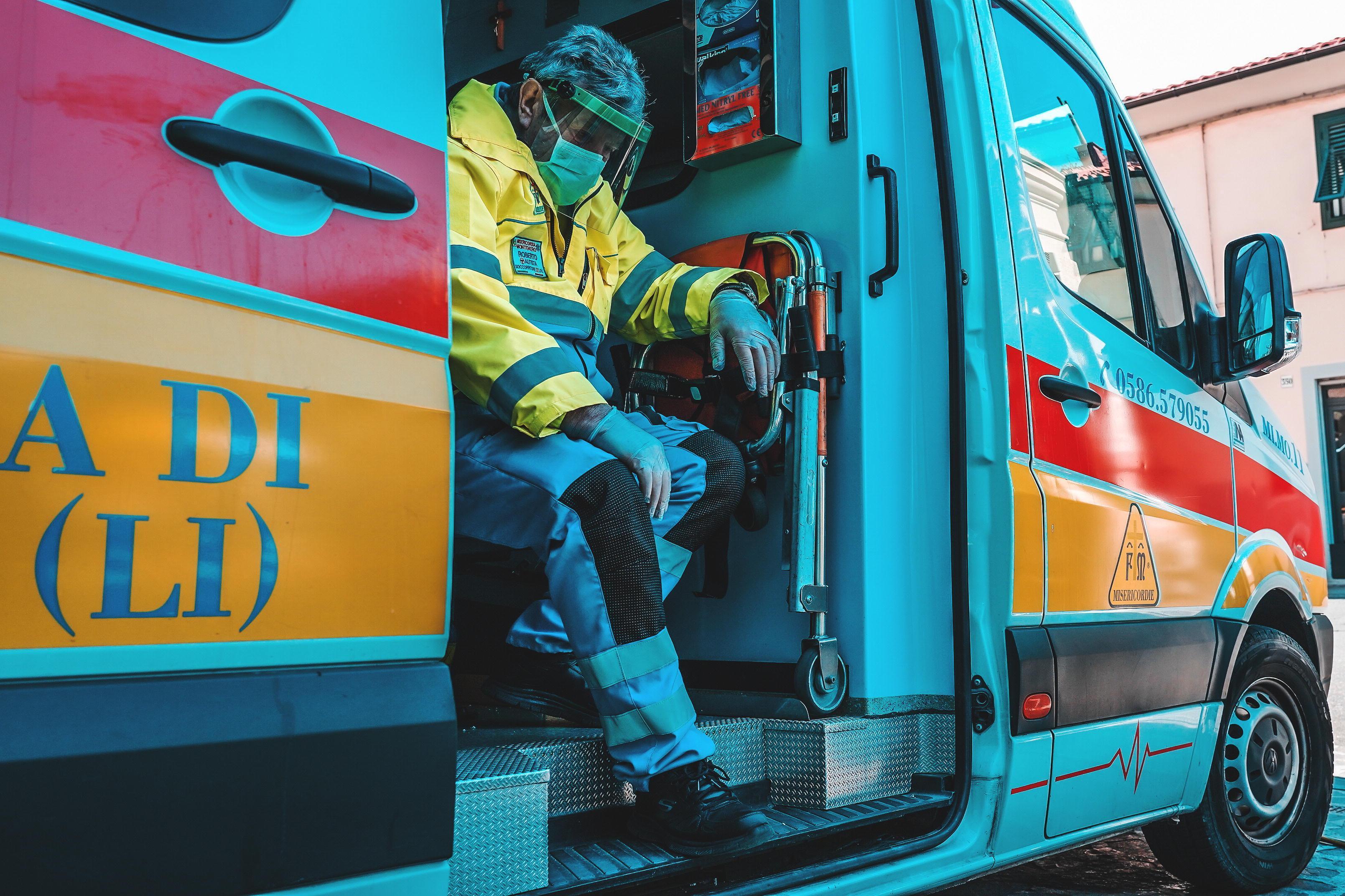 Un volontario della Misericordia di Montenero allo stremo delle forze (foto Dario Marzi)