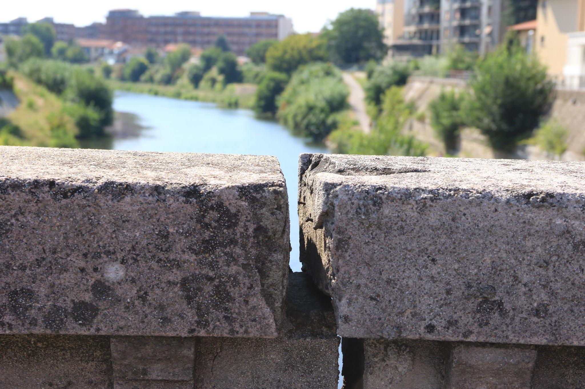 Una delle note crepe sul ponte della Vittoria (foto d'archivio)