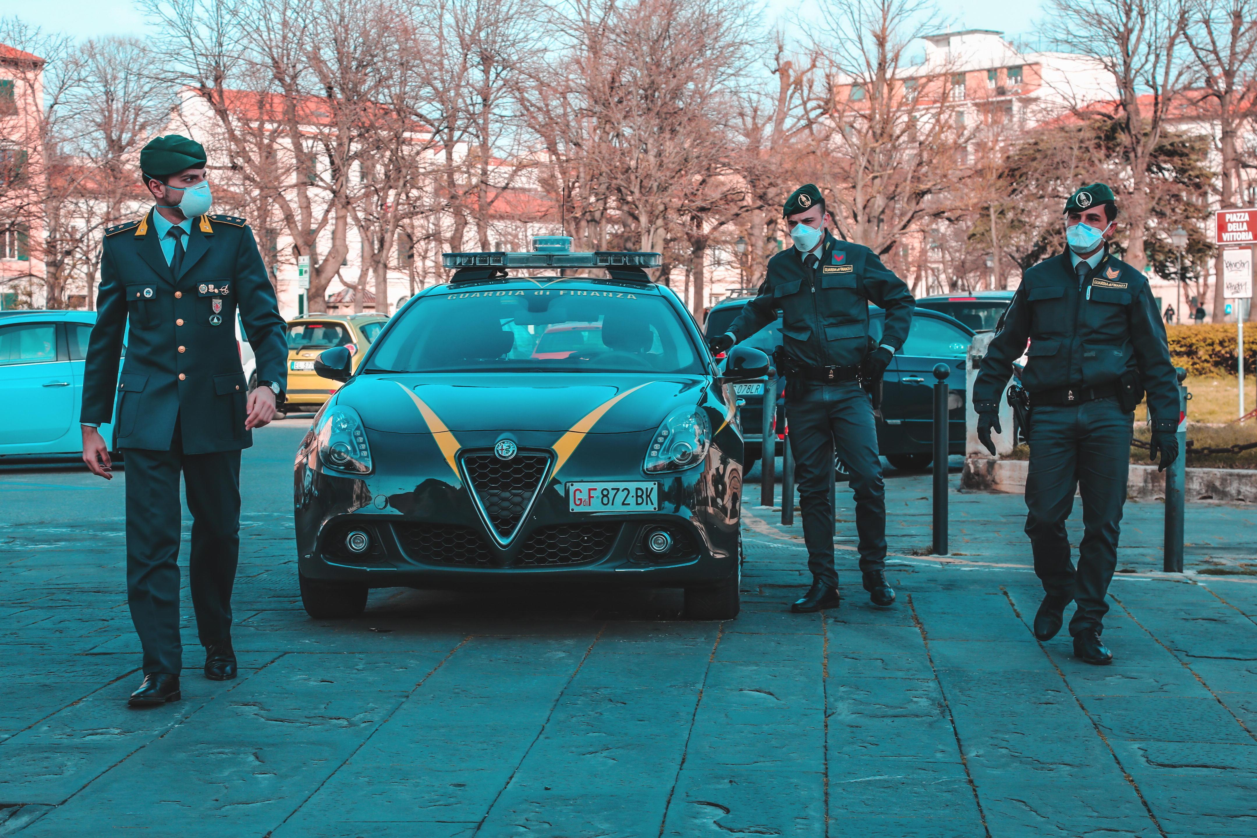 Controlli della guardia di finanza a Livorno (foto Dario Marzi)
