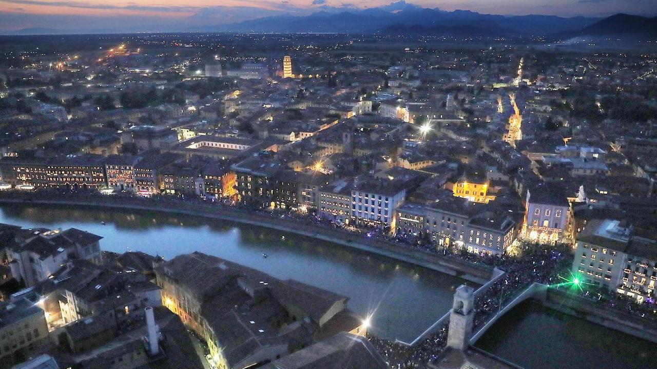 Una suggestiva immagine di Pisa la notte della Luminara di San Ranieri (FOTO MUZZI)
