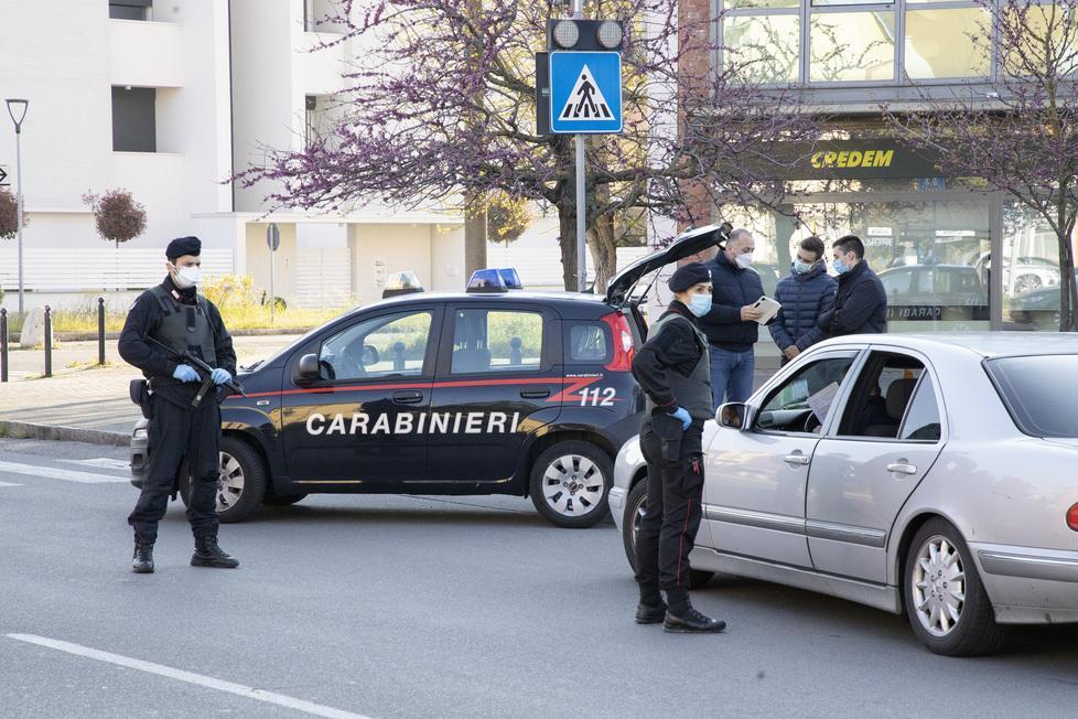 Modena e provincia, decine le denunce nei controlli di carabinieri e polizia. Anche con elicottero
