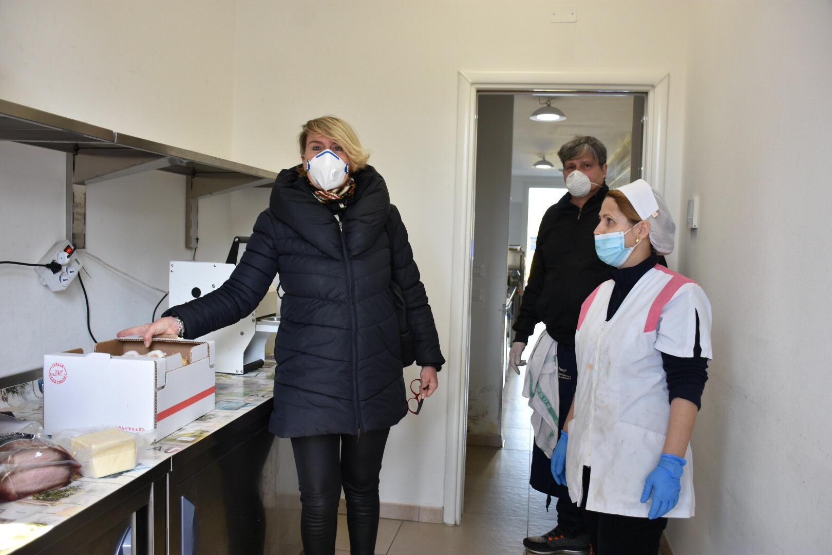 Il ristoratore livornese Massimo Serafini mentre consegna alla Caritas beni di prima necessità (foto Michele Silvestri/Marzi)
