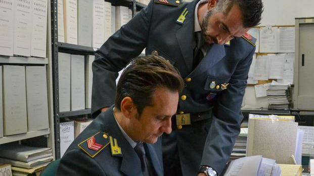 Agente di polizia locale in cella per estorsione: ricattava gli anziani