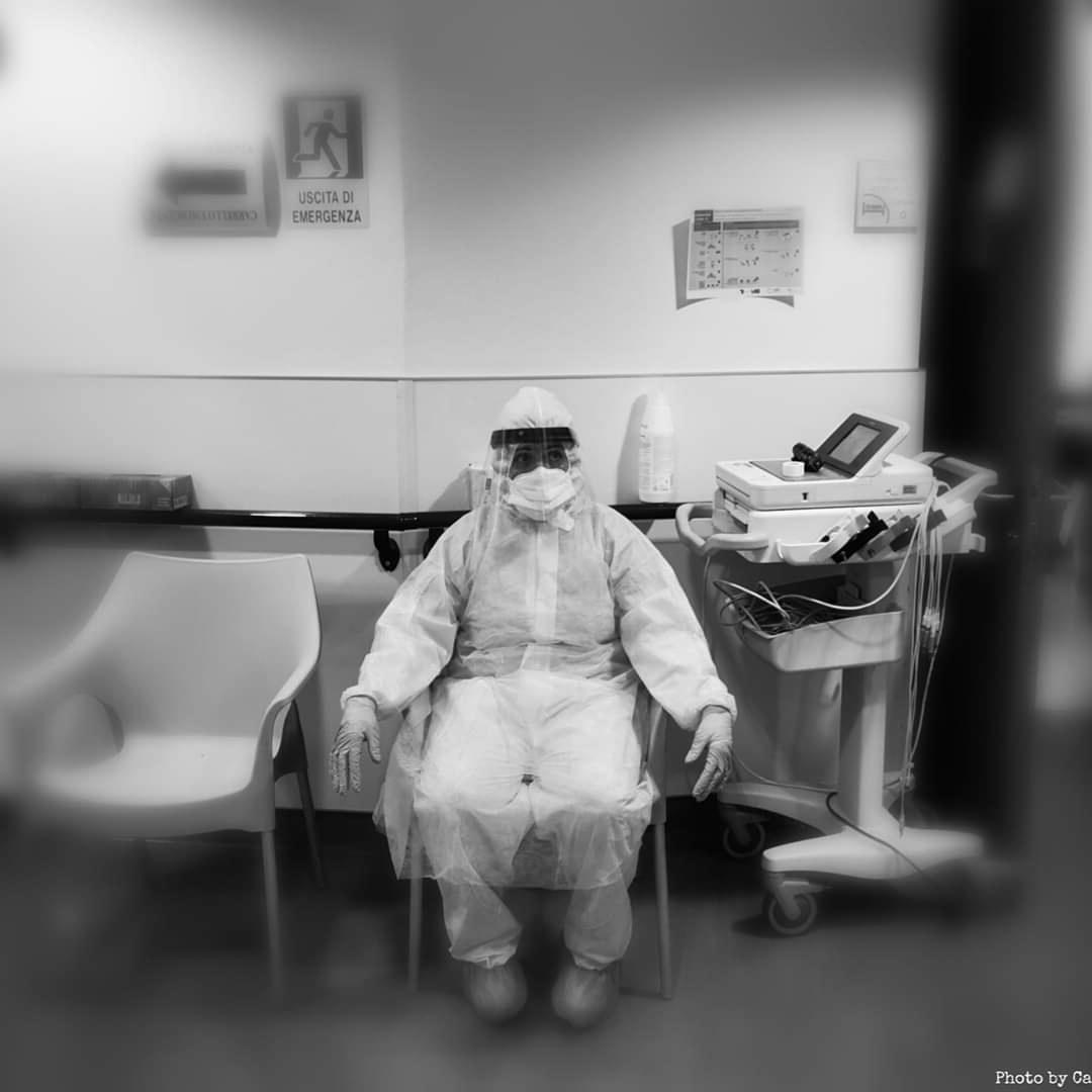 Un operatore sanitario in un momento di pausa all'ospedale di Prato. La foto è stata scattata dal chirurgo Stefano Cantafio