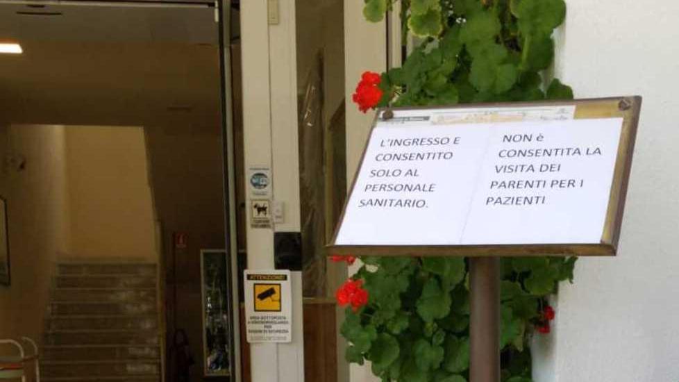 Il cartello all'ingresso dell'hotel Daisy di Marina di Massa