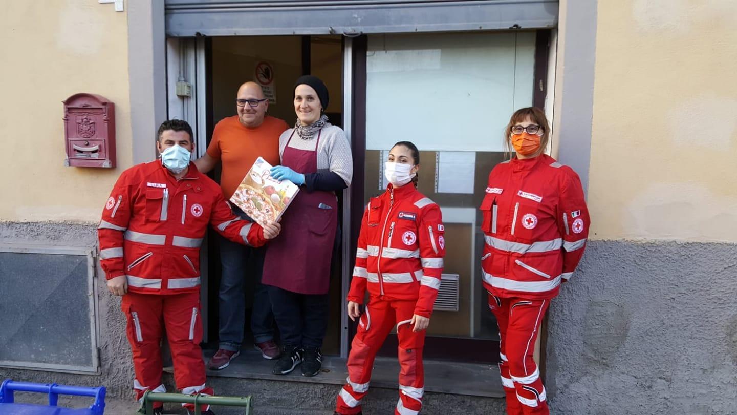 Una delle consegne alla Croce rossa