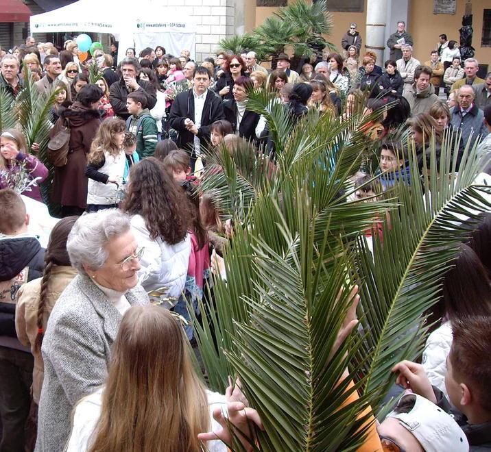 Una immagine d'archivio della Benedizione degli olivi nella Domenica delle Palme