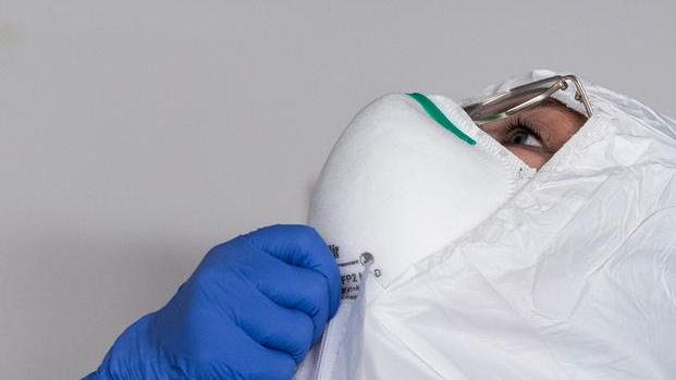 La denuncia del sindacato: «Nei reparti Covid infermiere con il pannolone»