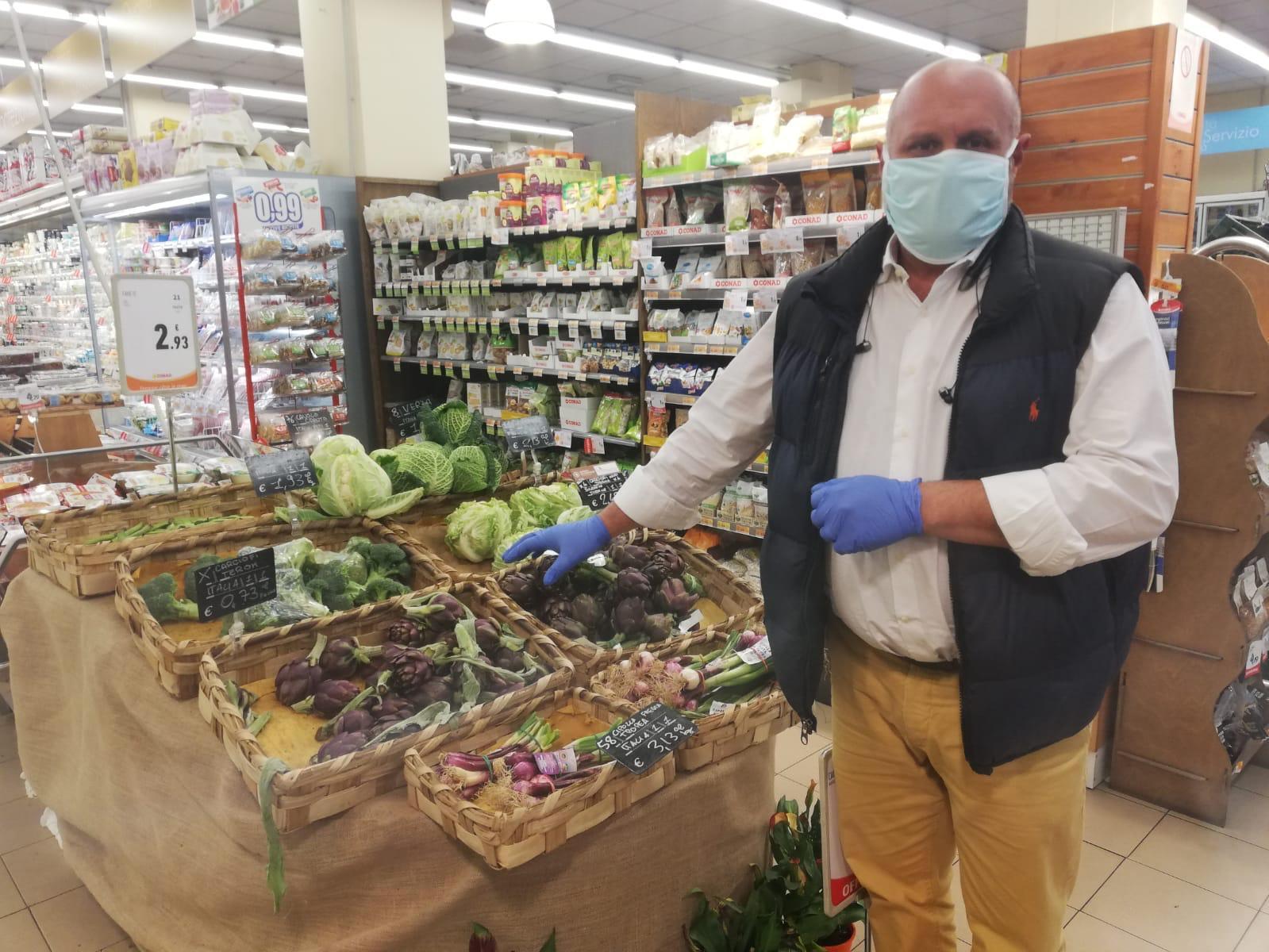 Coronavirus, obbligo di guanti e mascherine anche per i clienti negli alimentari 