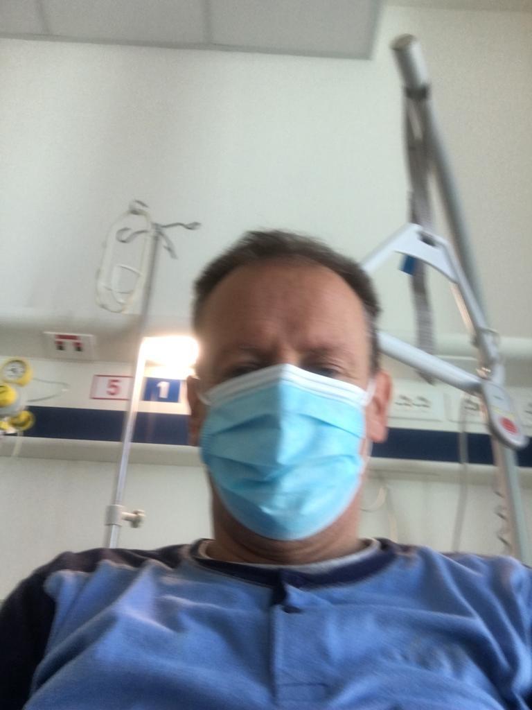 Leonello Reali all'ospedale (La foto ci è stata fornita dallo stesso Reali che ha autorizzato "Il Tirreno" alla pubblicazione)