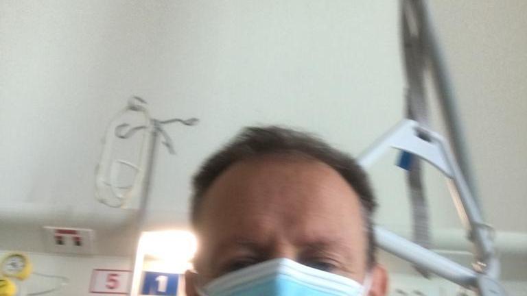 Leonello Reali all'ospedale (La foto ci è stata fornita dallo stesso Reali che ha autorizzato "Il Tirreno" alla pubblicazione)