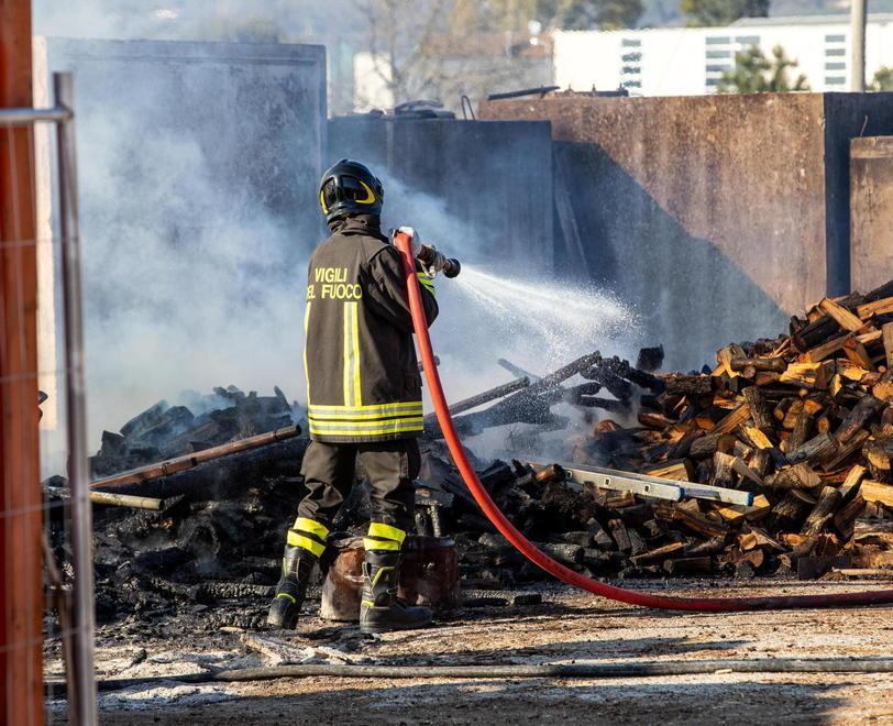 Fiamme in una rimessa di legna da ardere si propagano anche a un deposito edile