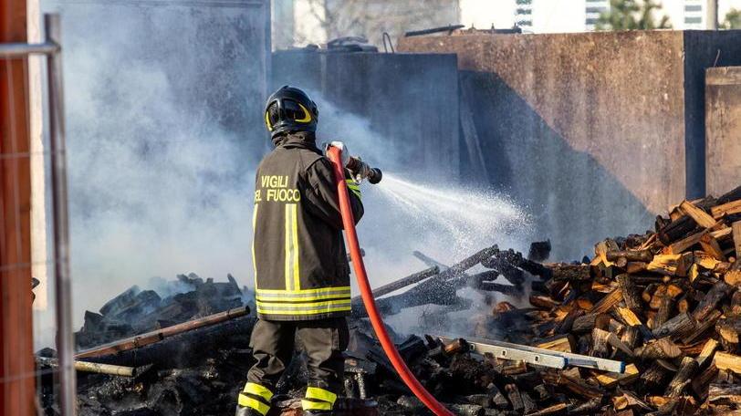 Fiamme in una rimessa di legna da ardere si propagano anche a un deposito edile