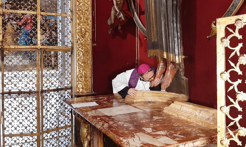 La supplica del vescovo al Volto Santo: «Nessuno si salva da solo» 