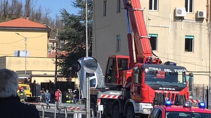 Finisce nel torrente con l’auto Recuperata dai vigili del fuoco