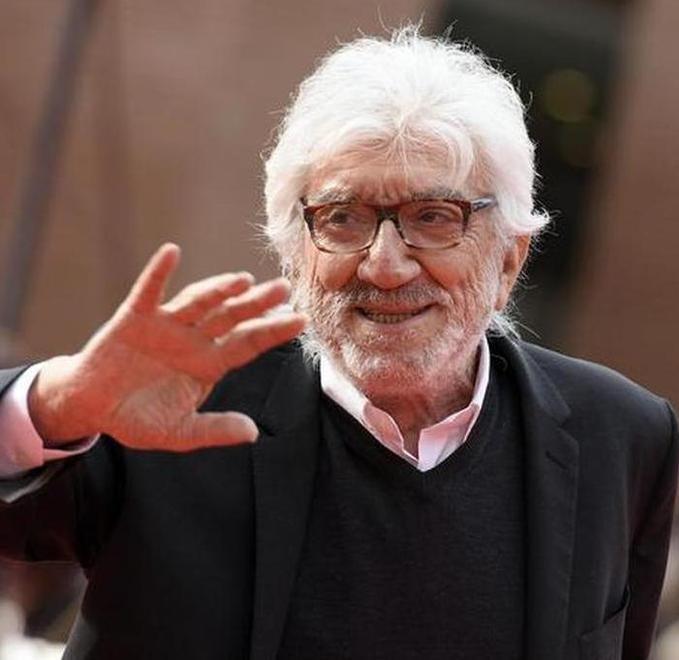 «Nun me fa’ ride proprio gniente! È Zorro mascherato ma alla rovescia» 