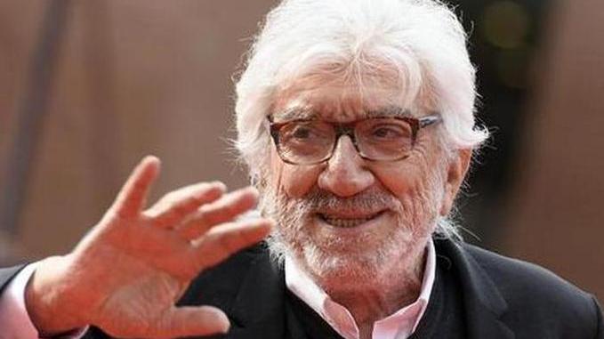 «Nun me fa’ ride proprio gniente! È Zorro mascherato ma alla rovescia»