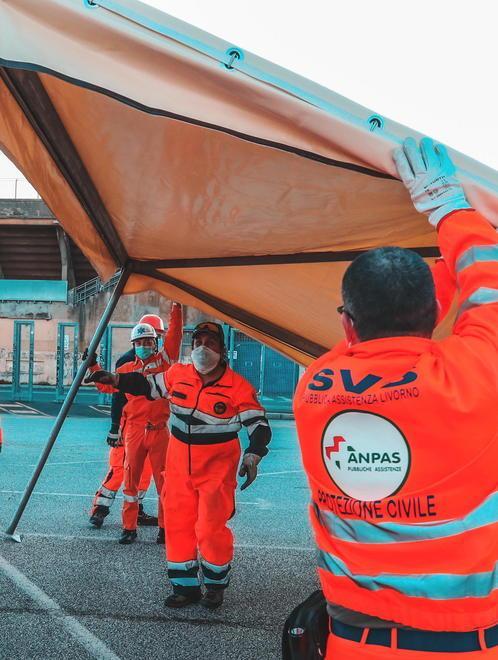 Allo stadio montata la tenda per fare i test in auto ma non per tutti 