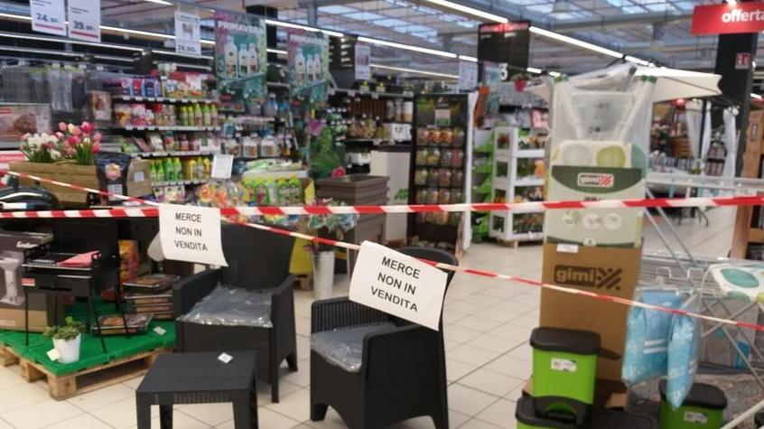 Interi corridoi sono transennati e sugli scaffali i cartelli di divieto