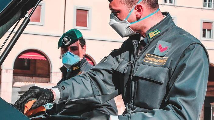 Esce per andare da un amico e viene scoperto dai finanzieri