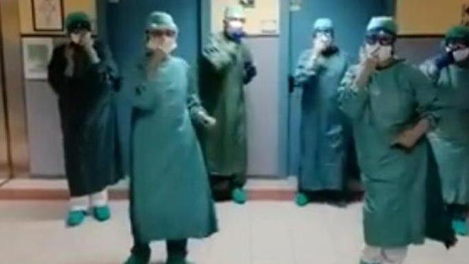 Infermieri-ballerini scatenati in corsia «Mai perdere il sorriso per noi e per tutti»