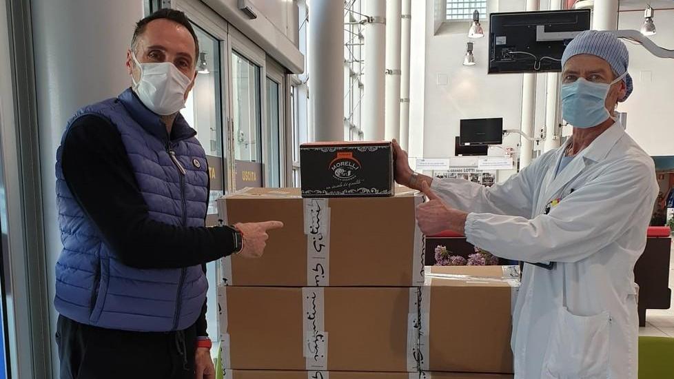 Un calcio al virus l’Asd Peccioli dona gel igienizzanti e camici al Lotti