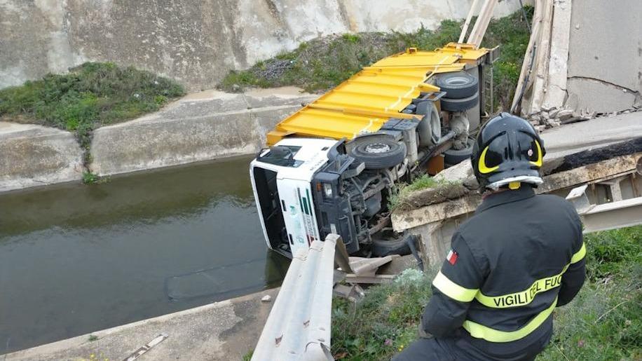 Il ponte crolla, un camion precipita nel fiume 