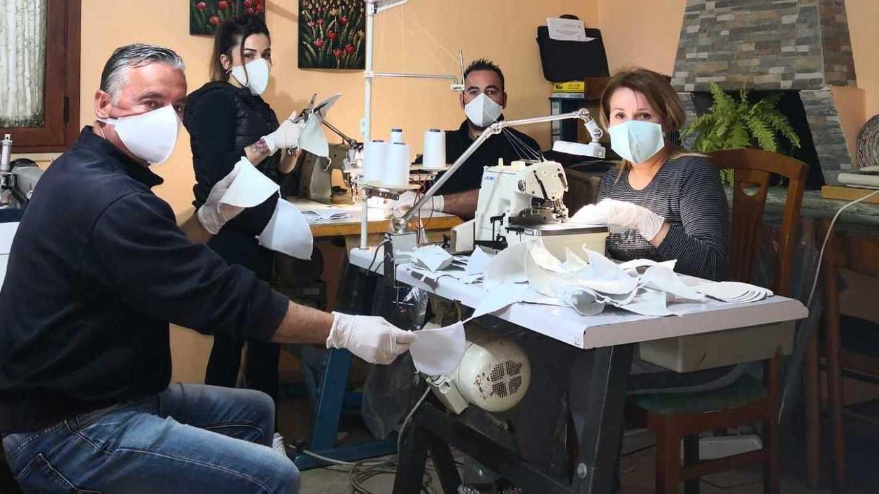 Coronavirus, Samugheo: il magico regno dei tappeti ora produce le mascherine 