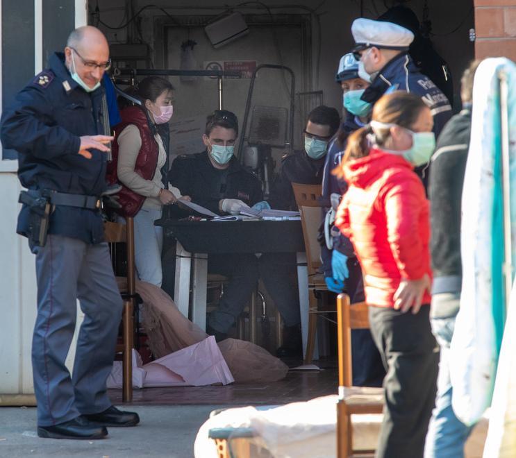 Ferrara, blitz nel magazzino che produce tessile, al lavoro 9 clandestini 