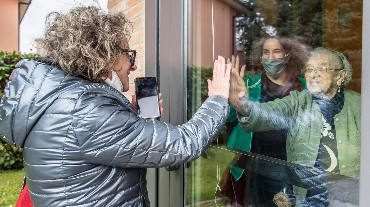 Subito mille smartphone contro la solitudine dei pazienti ricoverati