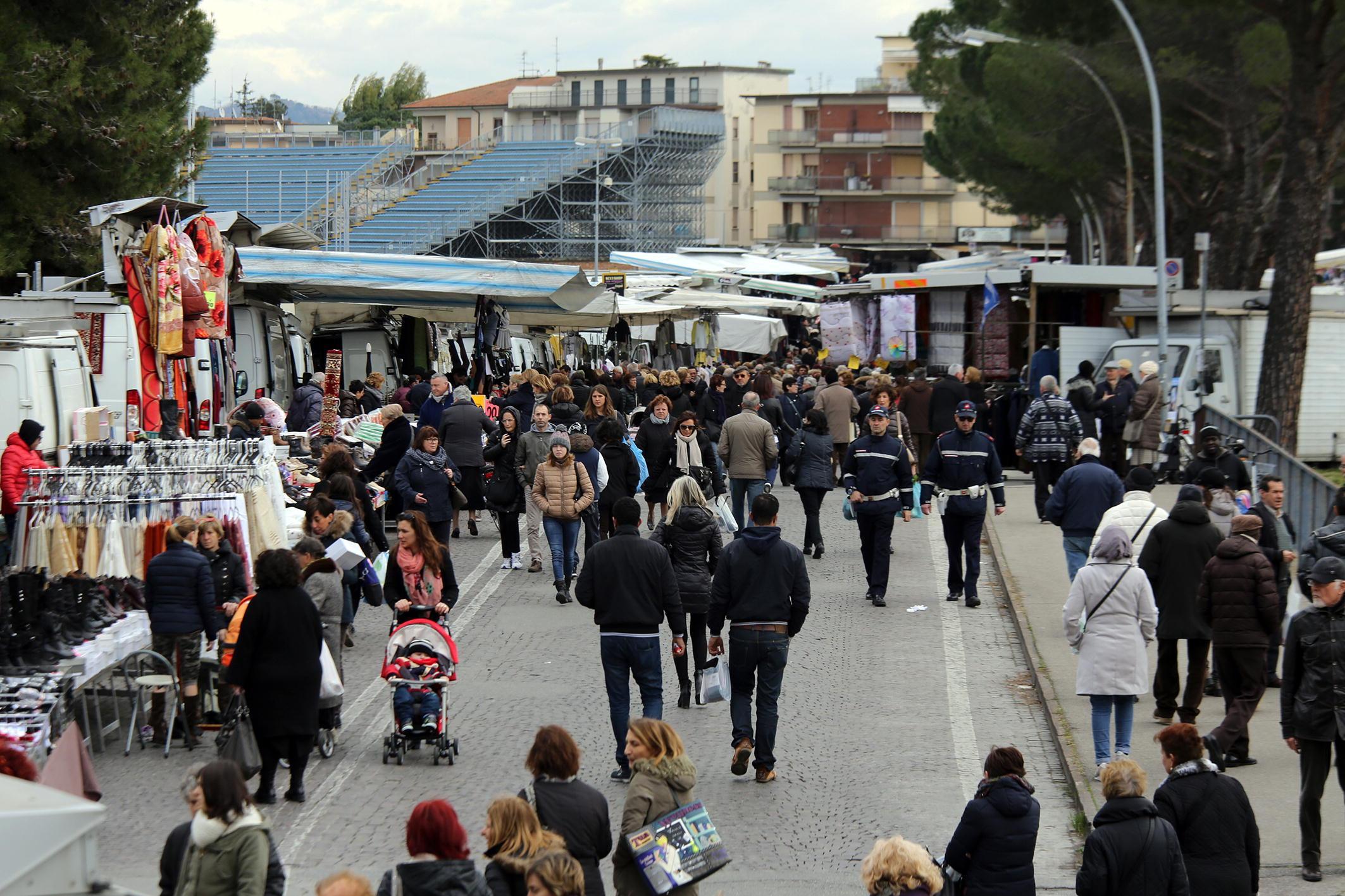 Il mercato settimanale di Empoli, nella zona dello stadio Carlo Castellani, prima dell’emergenza legata al contagio da coronavirus