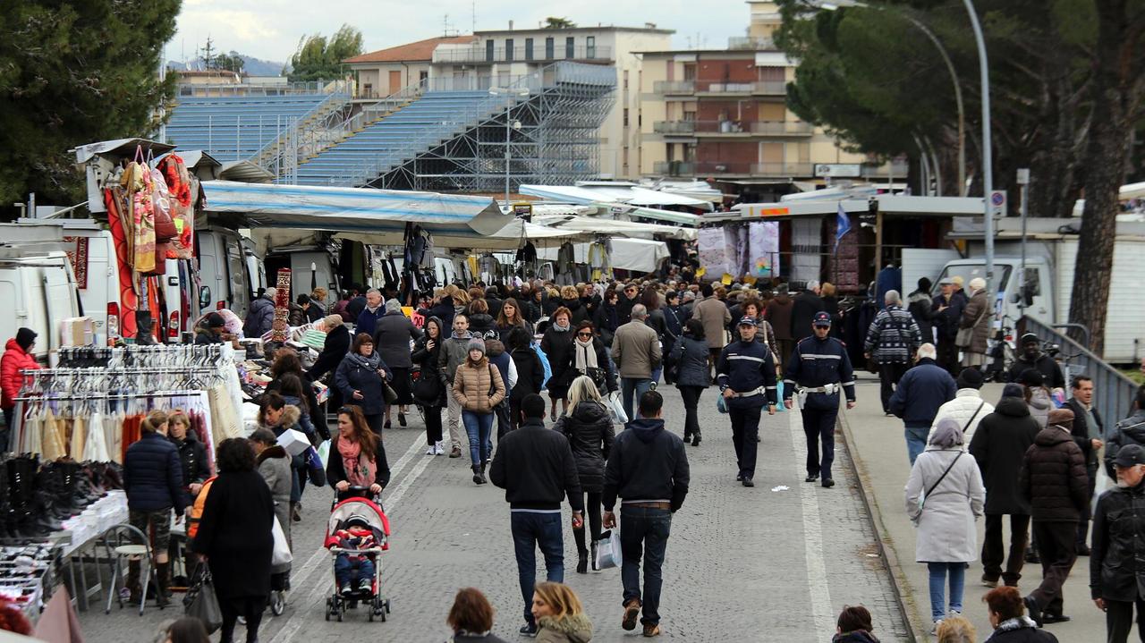 Il mercato settimanale di Empoli, nella zona dello stadio Carlo Castellani, prima dell’emergenza legata al contagio da coronavirus