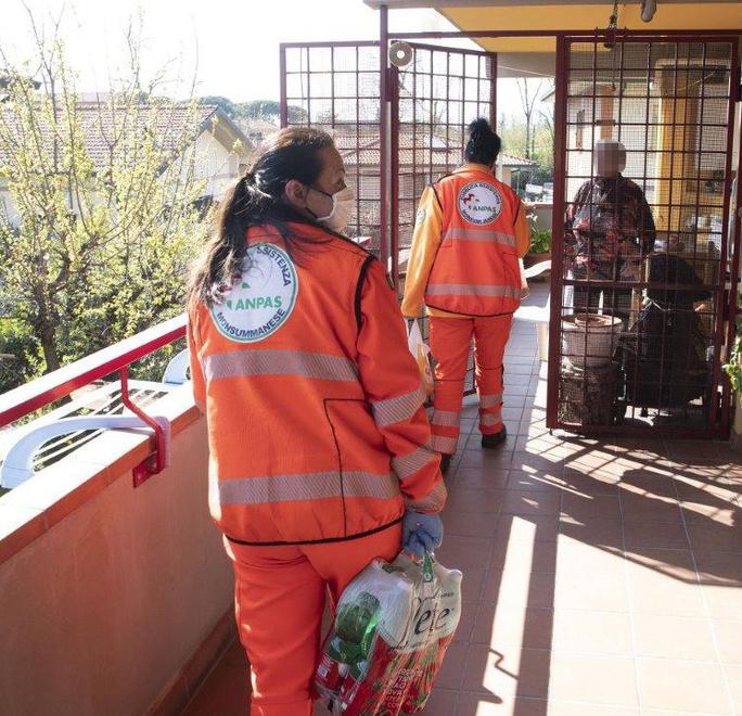 La consegna dei pacchi alimentari a domicilio da parte dei volontari della Pubblica assistenza di Monsummano (Foto Nucci)
