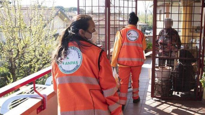 La consegna dei pacchi alimentari a domicilio da parte dei volontari della Pubblica assistenza di Monsummano (Foto Nucci)