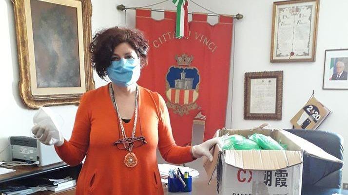 L'assessore Chiara Ciattini mostra le mascherine donata dalle Industrie Bitossi al Comune di Vinci