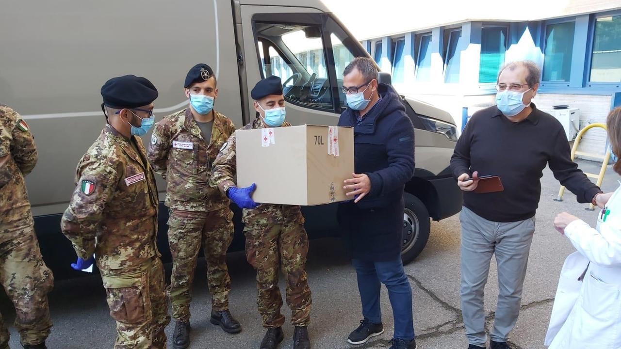 Coronavirus in Sardegna, la Croce Rossa consegna 10mila kit per il test del Covid-19 
