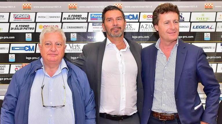 Il ds della Pistoiese Giovanni Dolcie fra il presidente Ferrari e lo sponsor Vannucci