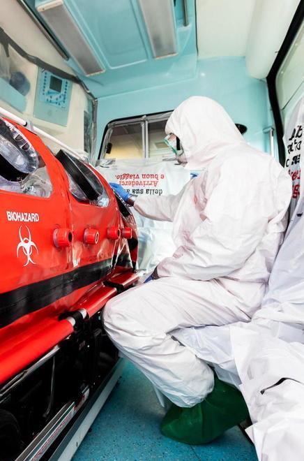 Un volontario della Croce rossa davanti a una barella ad alto contenimento