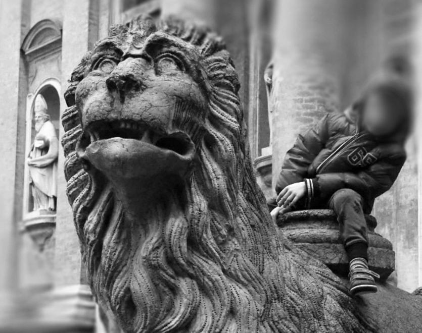 Insieme issiamo il bimbo sul leone di Reggio Emilia 