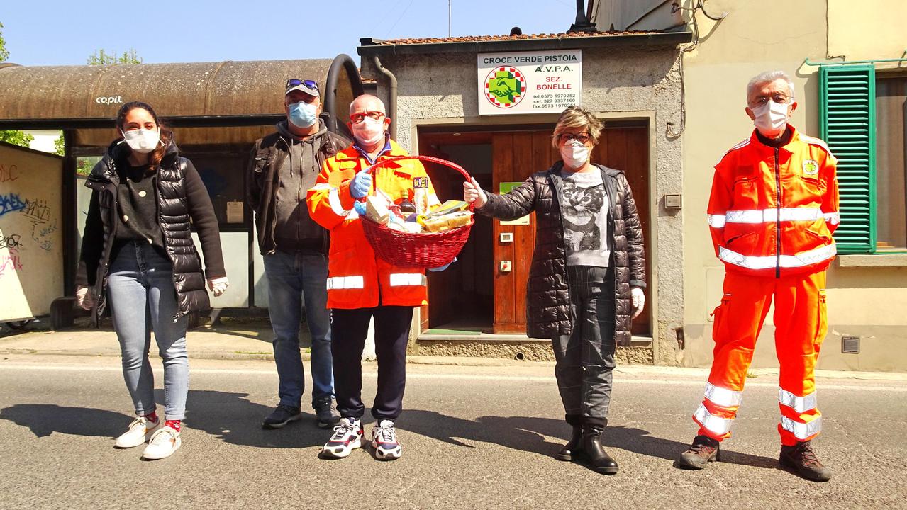 I volontari della Croce Verde impegnati nella raccolta di beni della “spesa sospesa” davanti alla sede sociale (Foto Gori)