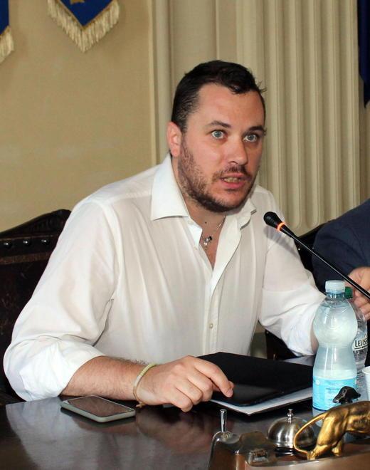Scontro Forza Italia-M5S sulla conversione del debito in azioni