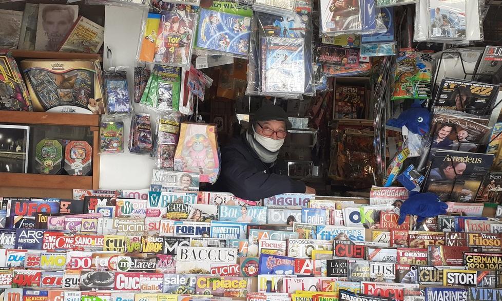 L’edicolante del mercato: «Resisto per me e gli altri» 
