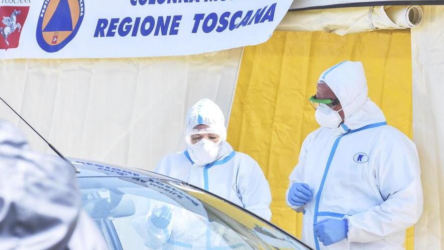 La marcia triste delle macchine che scandisce l’emergenza